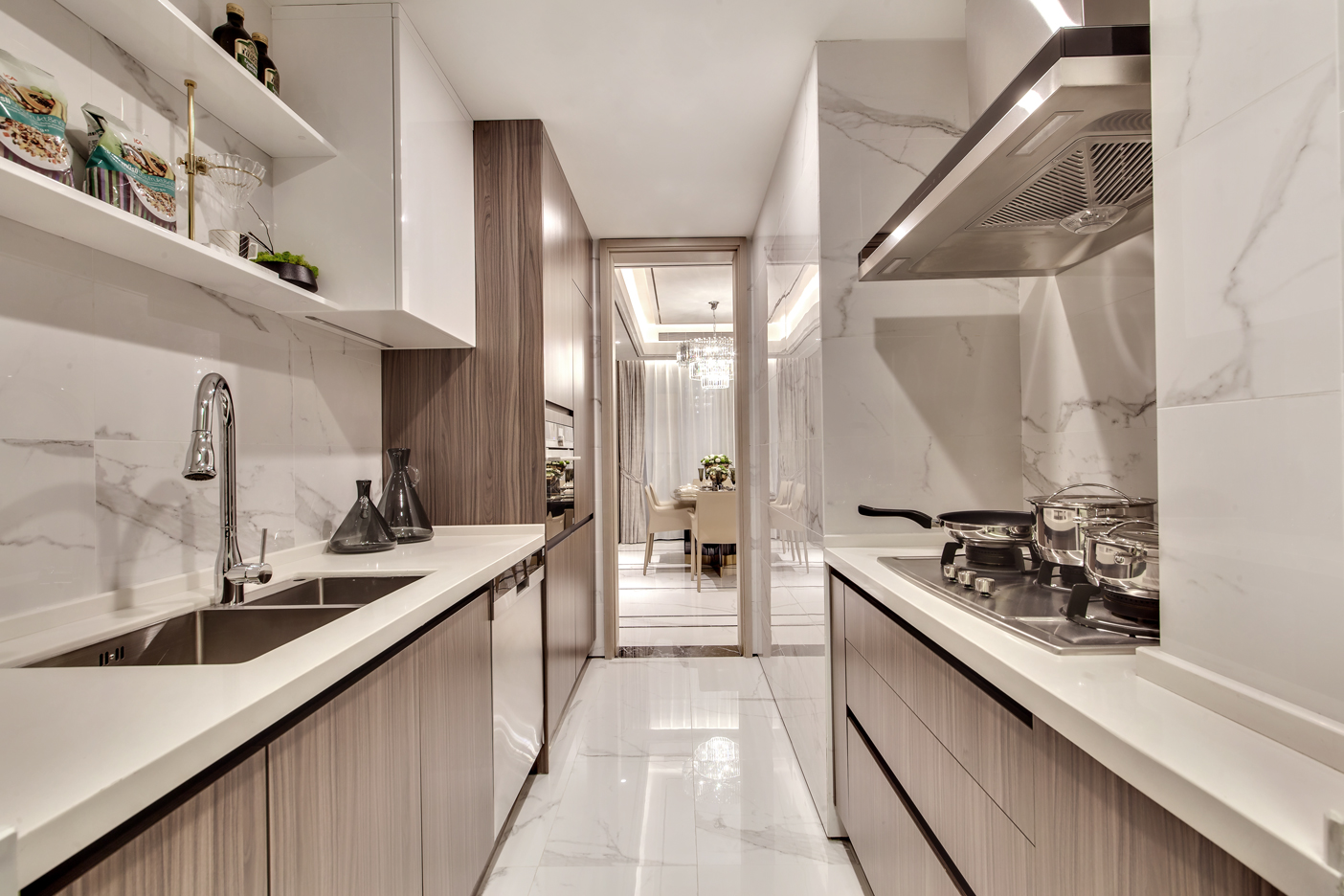 厨房整体色调温润，动线设计流畅，展示出业主对生活的追求与品味。