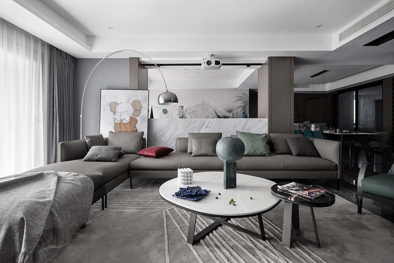 灰色的优雅本无声，设计师利用不同灰度的家具软装，呈现出现代风格的高雅气质。