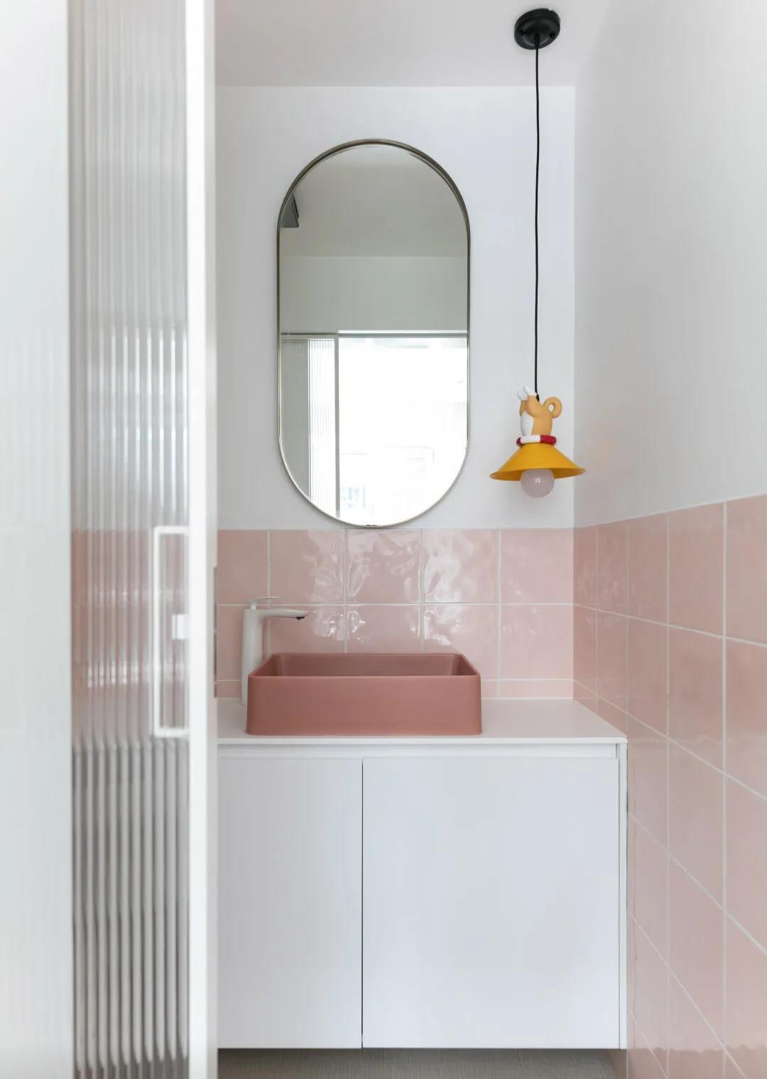 卫浴无主灯设计，洗手池旁使用垂吊灯，增加个性化装饰，使空间更加有氛围感。
