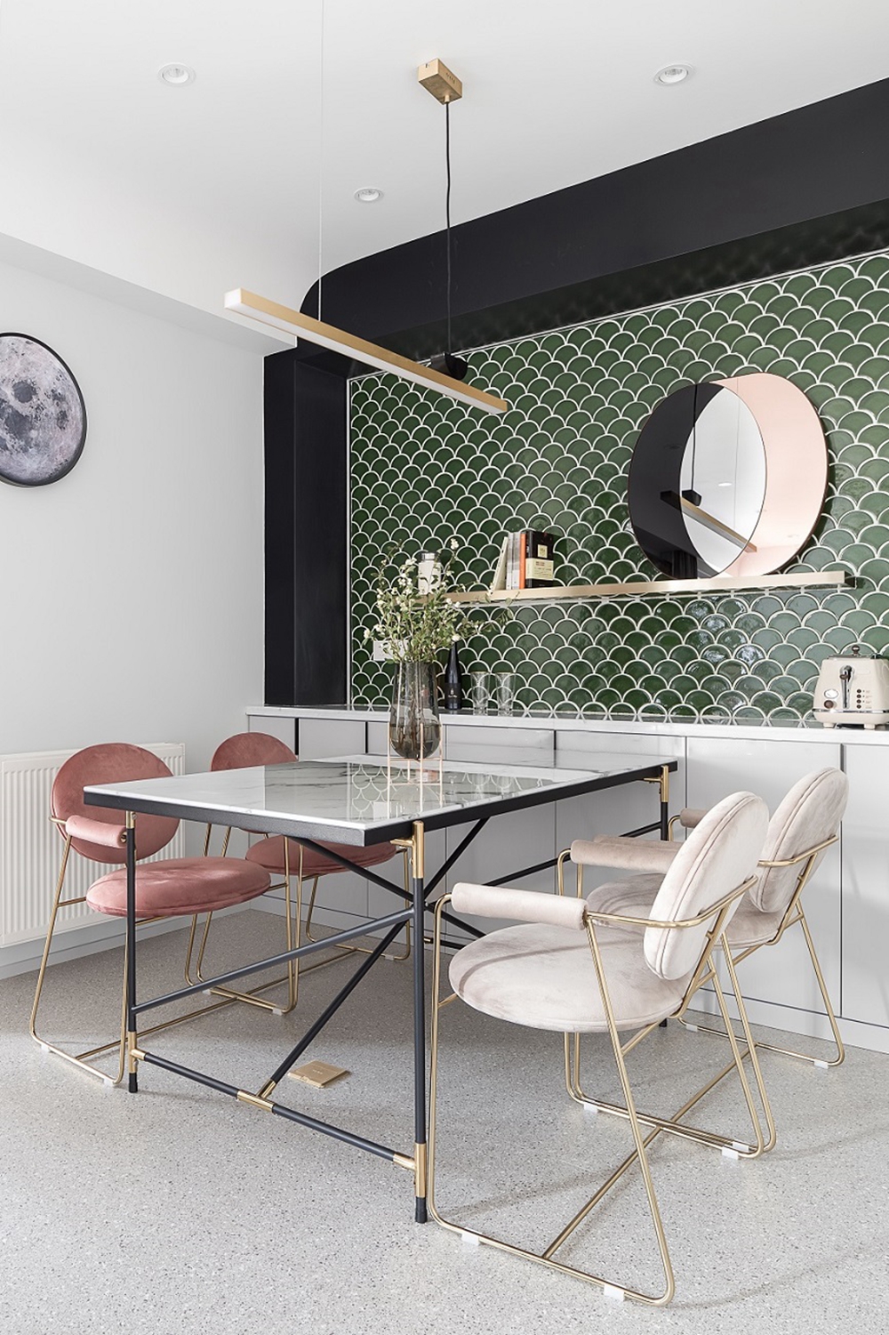 优雅安逸的餐厅空间以白色为主调，浅绿色背景与粉色餐椅相互依偎，很是惬意。