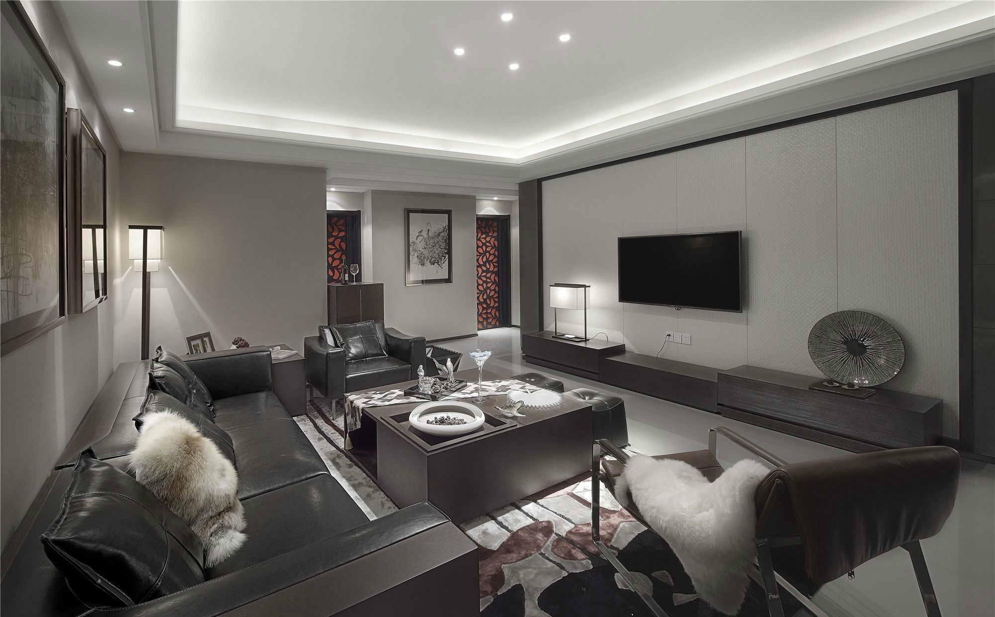 黑色皮质沙发，搭配白色空间，客厅简洁而又大气，凸显出时尚的生活气息。
