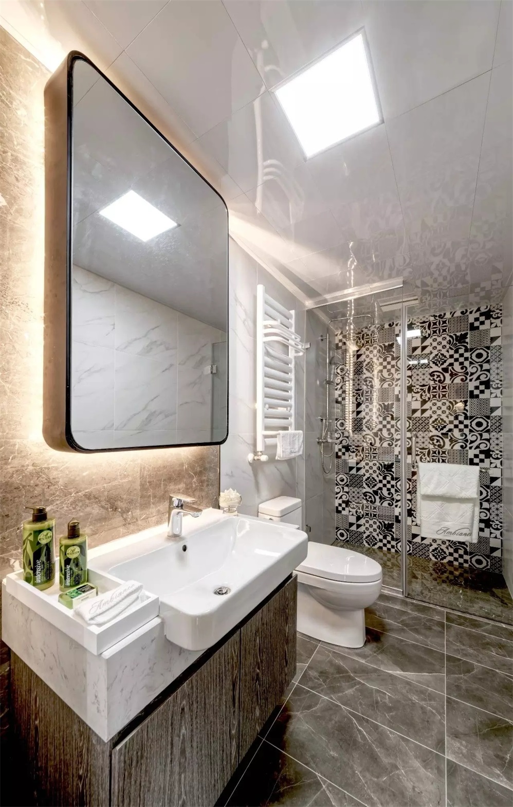 卫生间采用米色作为空间色调，洗手台照明设计表现出空间的个性和轻奢。