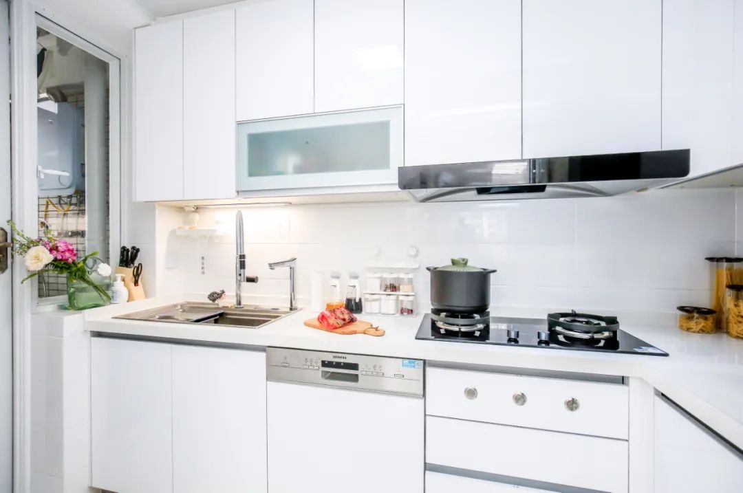 U型厨房设计动线合理，在色彩搭配上，选用白色橱柜打造，表现出空间的优雅氛围。