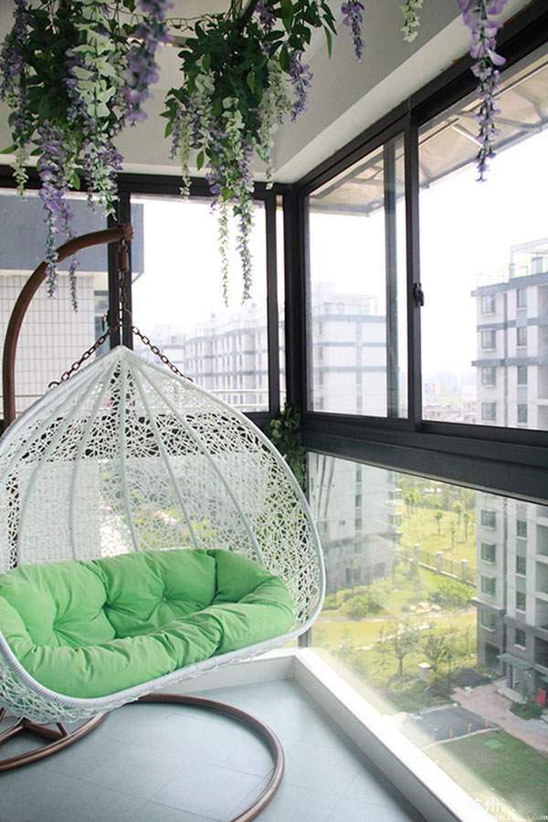 设计师在阳台上放置了吊椅和绿植，营造出休闲、有品位的居家氛围。