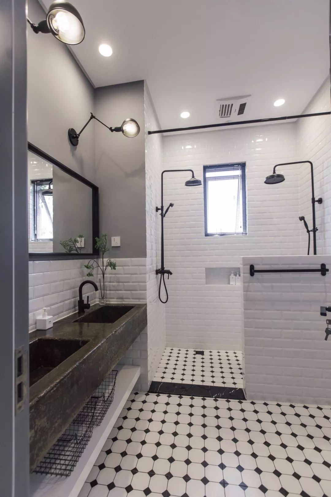 双台盆+双淋浴的完美设计，让家里不至于上演“卫浴间抢夺战”，大大提高了洗漱效率。