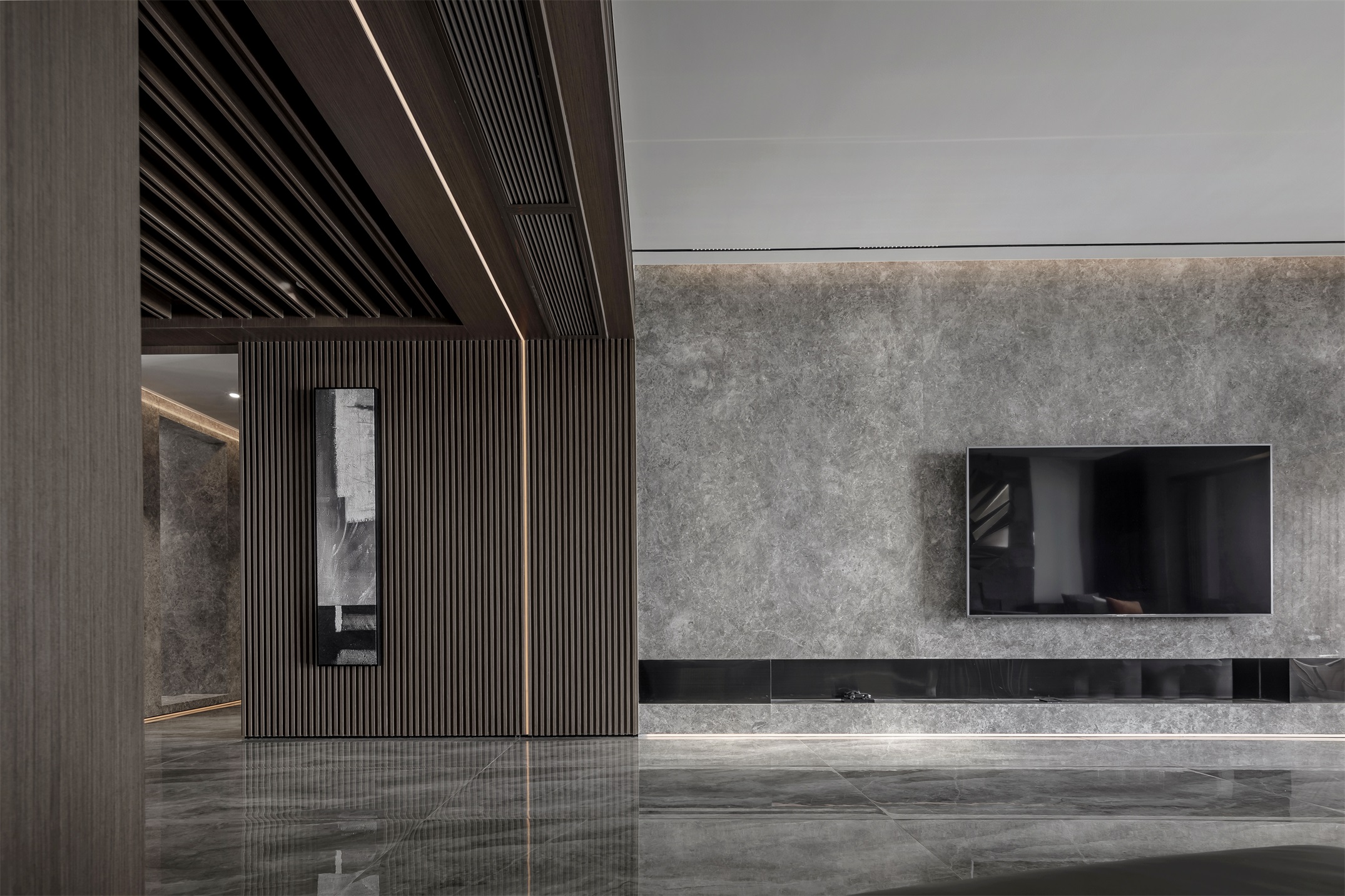 电视机背景墙采用灰色大理石铺设,体现了中国传统设计的整体观