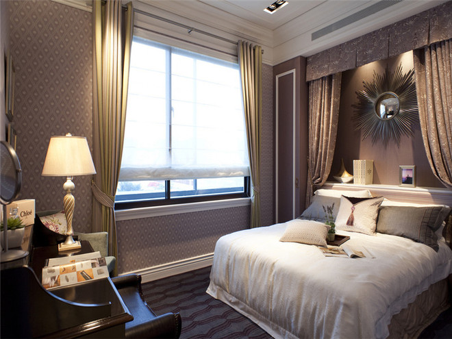次卧背景设计富丽堂皇，空间配色高雅优美，软装的点缀带来浪漫与惬意。