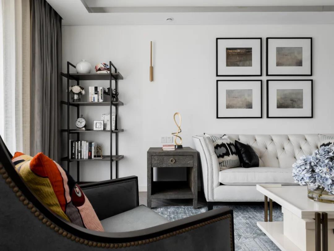 沙发背景墙选用素雅白色为主调，简化了空间布置，使客厅显得文艺又优雅。