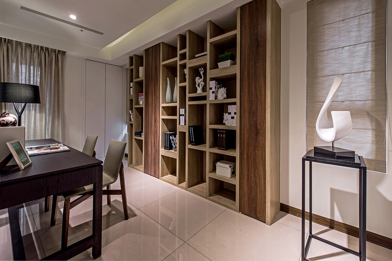木质元素的书柜让书房空间更加端庄，摆件元素雕刻出生活的精致。