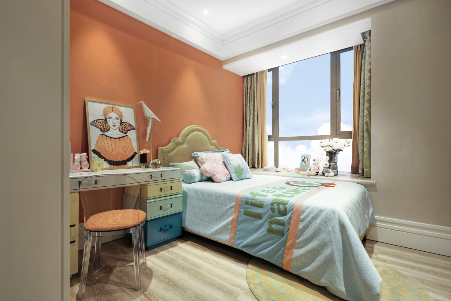 侧卧配色鲜明，简洁橘色背景墙搭配蓝色床品，清爽简约，童趣十足。