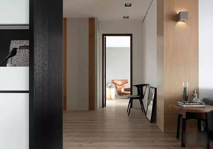 设计师深浅不同的木纹，装饰廊道的立面，创造自然朴质的意境。