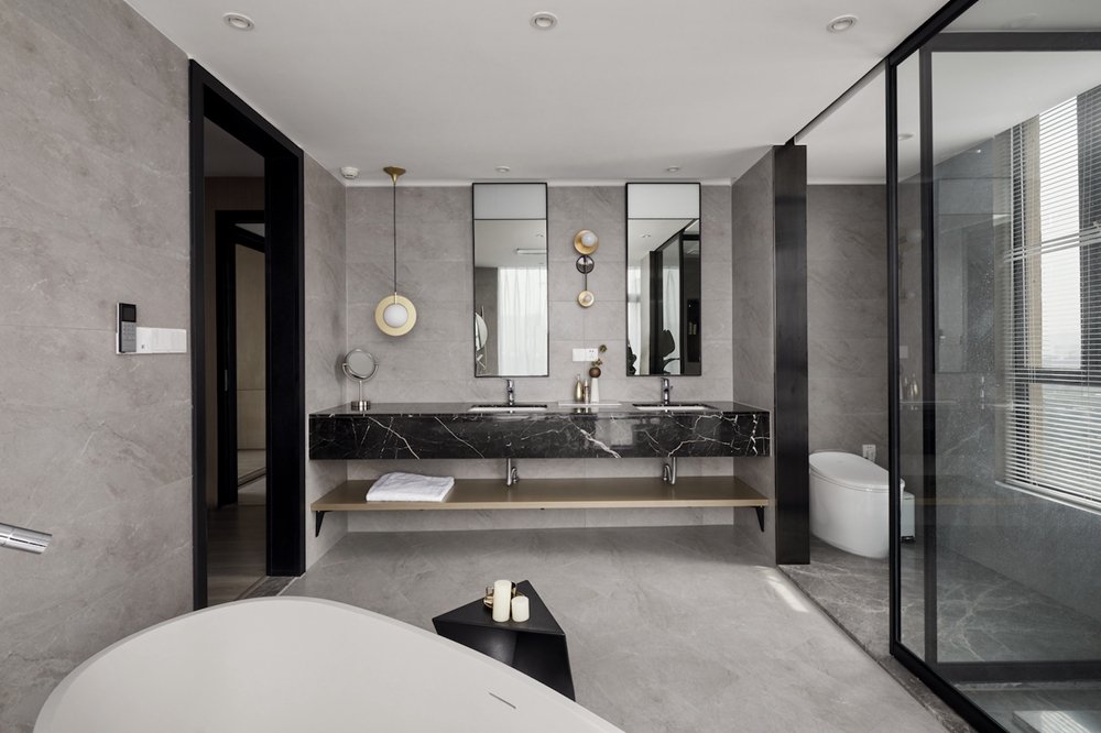 卫生间使用经典黑白灰配色，并采用了干湿分离设计，空间沉稳而不失优雅。