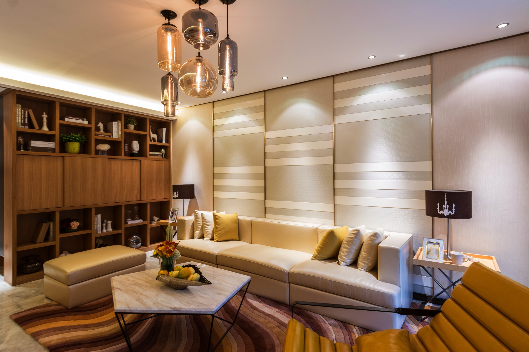 整个客厅以浅色为主，书柜与客厅氛围完美融合，沙发背景墙设计感强烈。