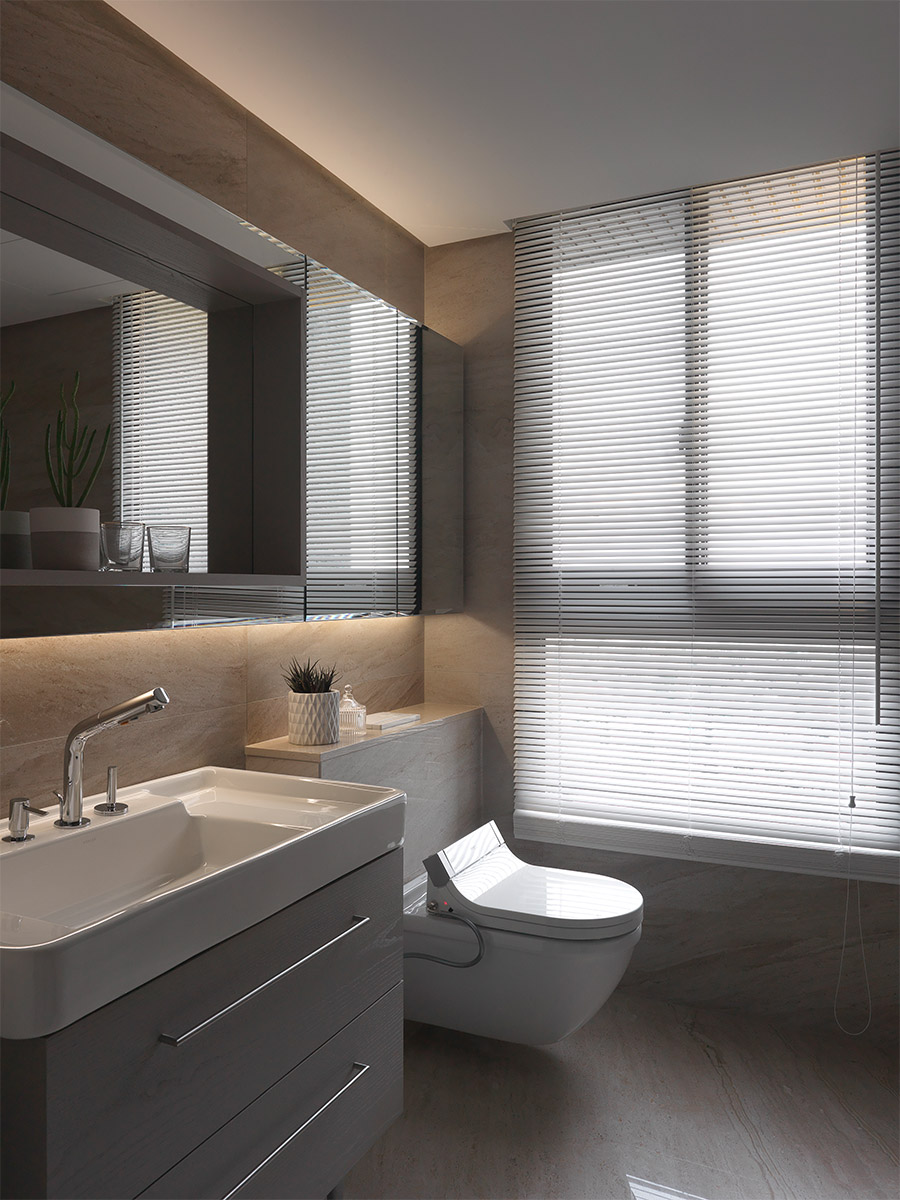 卫生间中，灰白色肌理富有简洁干练的气息，展现出舒适简雅的空间氛围。