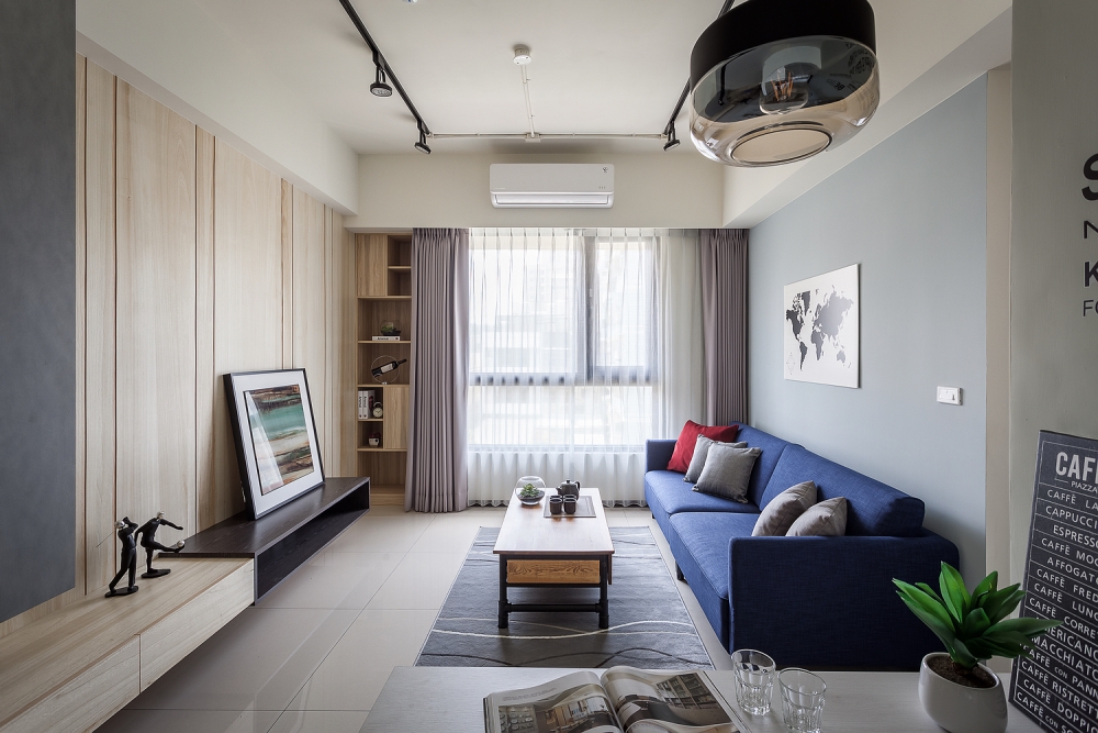 客厅通过简单明亮的线条和冷色来装饰，家具实用性强，营造出静谧而丰富的空间氛围。