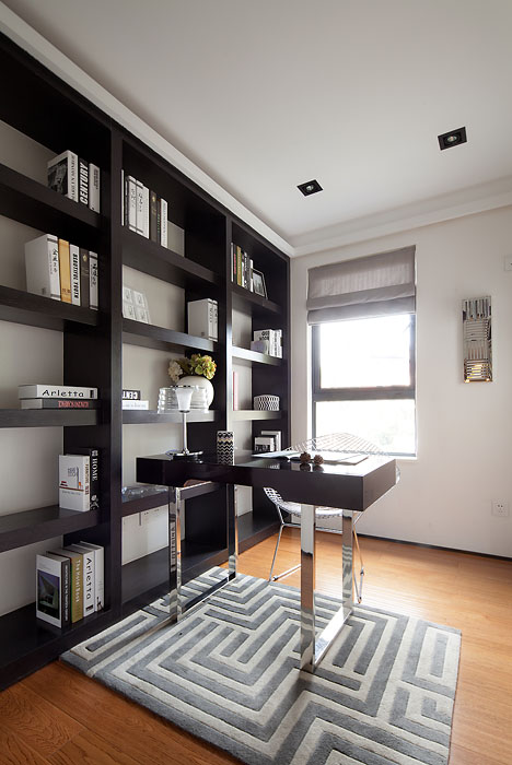 书房大面积设计展示柜，简单实用，书桌造型新颖，现代感强，地毯弱化冷酷线条效果。
