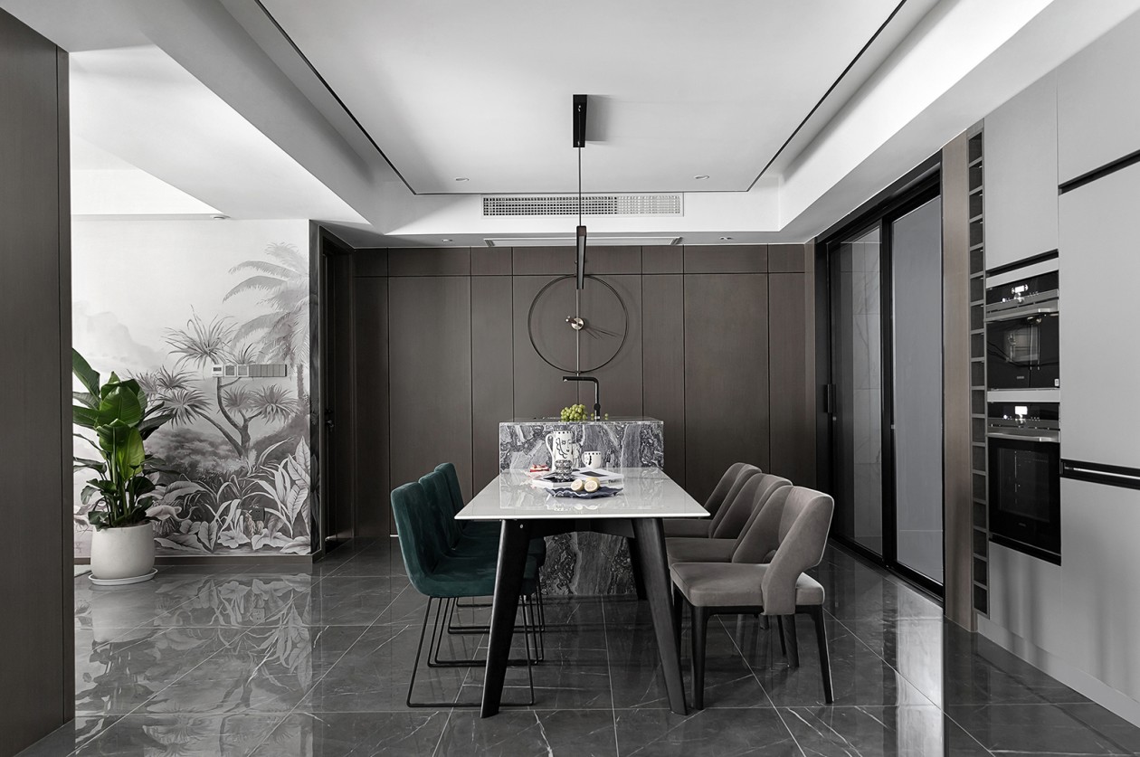 餐厅使用木质背景墙，白色餐桌搭配丝绒质餐椅，让用餐空间开阔而温暖。