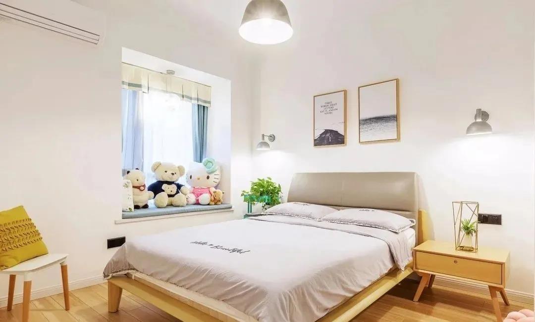 主卧设计延续简洁的日式风格，原木家具搭配素雅的净色床品，凸显日式风韵。