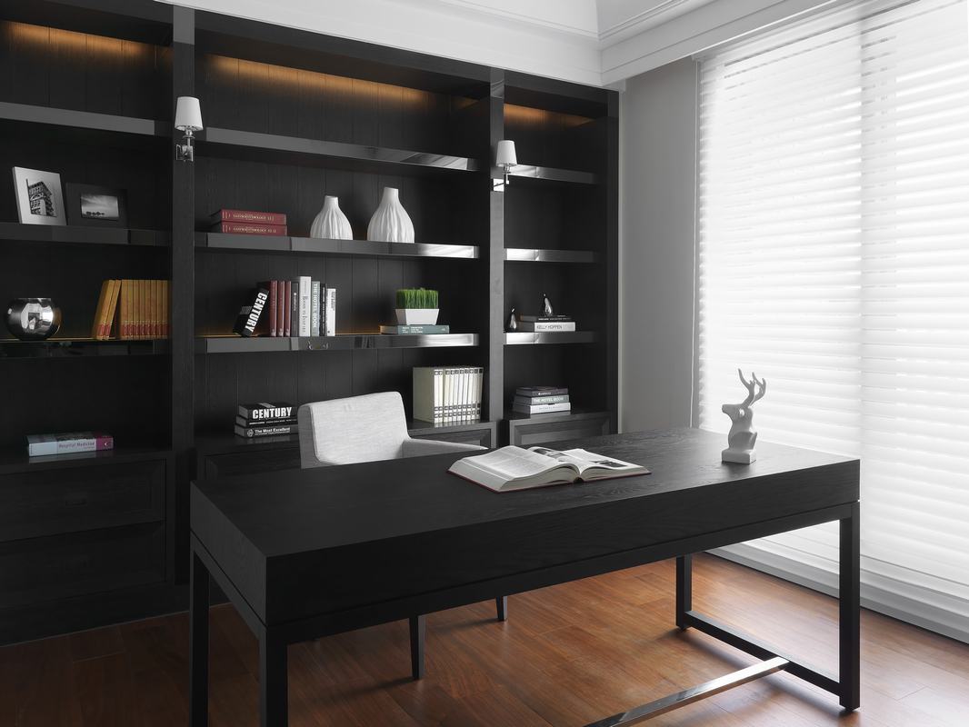 书房简约大气，黑色书柜造型和背景墙相互融合呼应，整体统一舒适。