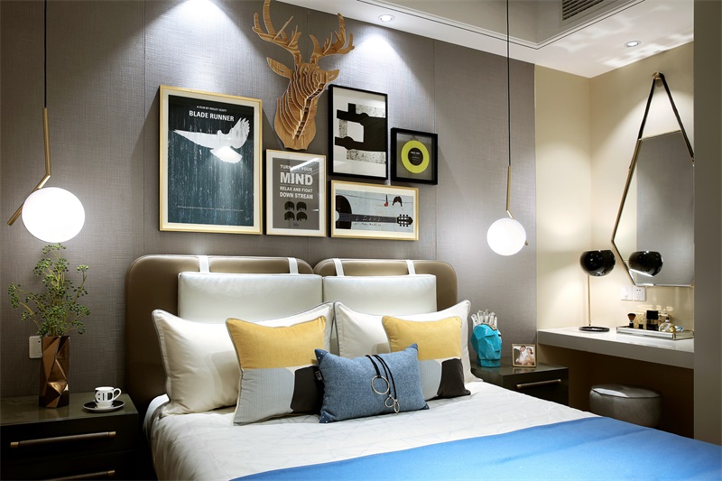 卧室背景墙大面积使用灰色设计，加之一些装饰画调色，提升了精致感。 
