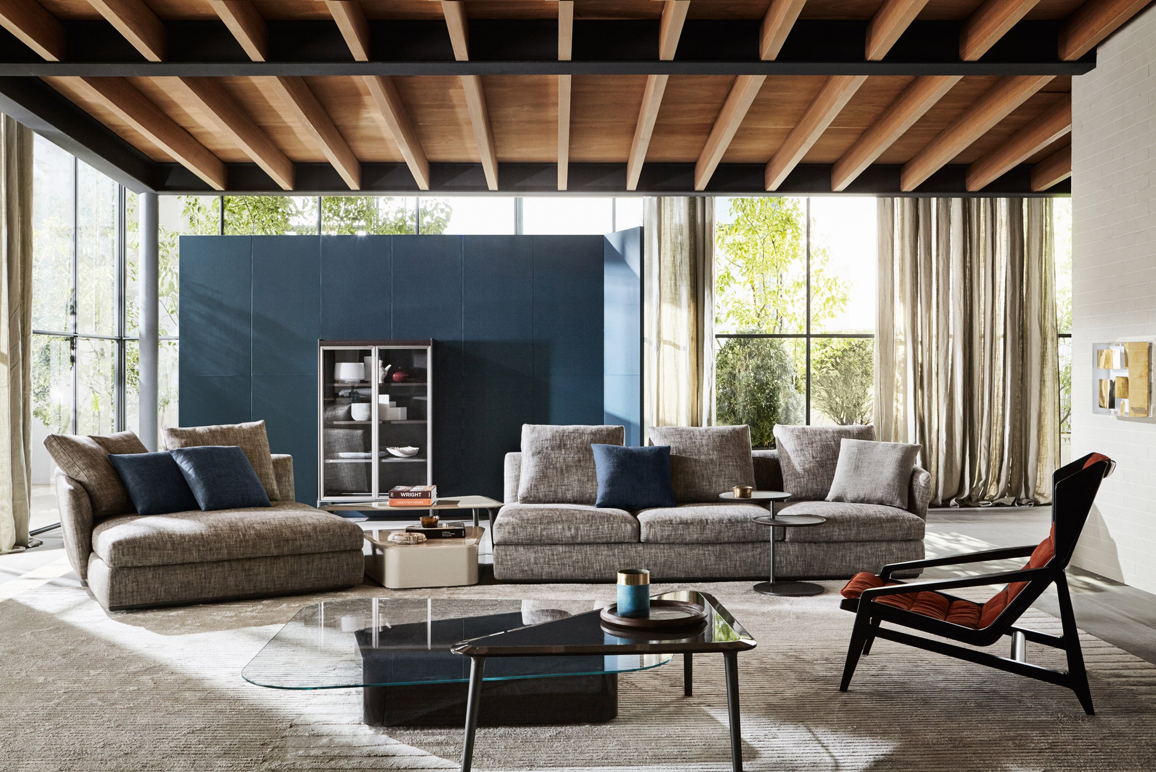客厅空间开阔，家具造型干净简洁，层次分明，软装的置入，凸显空间的品质。