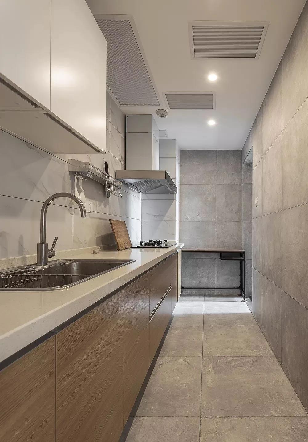 厨房空间在视觉上创造了轻松、明朗、亲切的空间环境，动线设计合理。