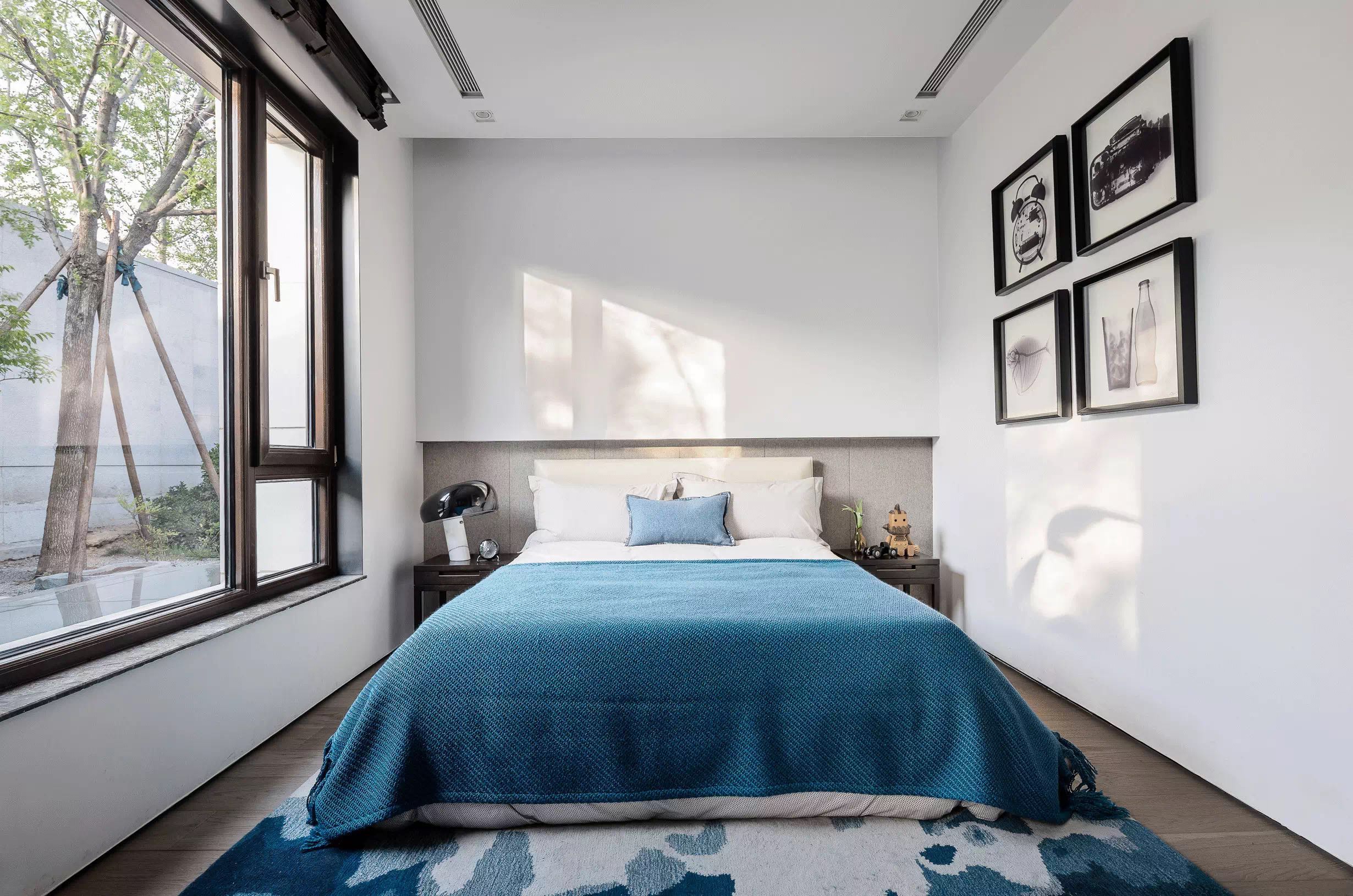在白色空间中，蓝色床品勾勒出迷人的格调，展现出自然的风韵美感。