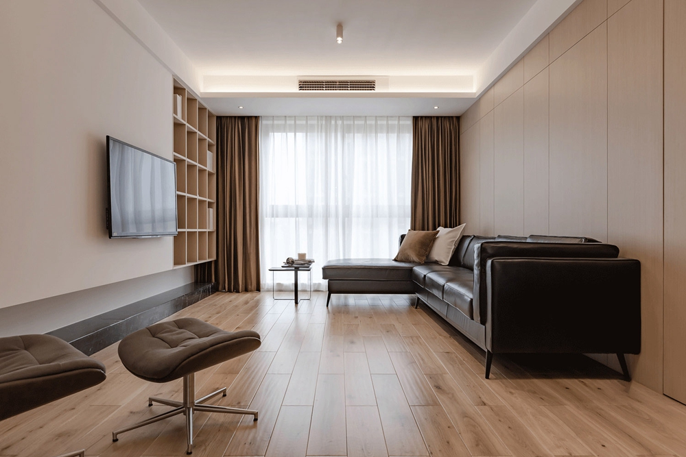 黑色沙发沉浸在木色氛围中，让客厅更显舒适时尚，色彩纯度传递出细腻的质感。