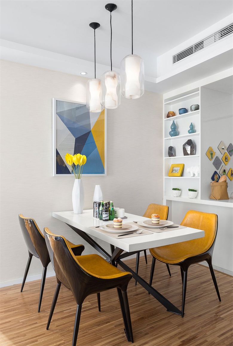 餐厅背景以纯色为主，白色餐桌搭配黄色餐椅，使整个空间有了北欧的魅力。