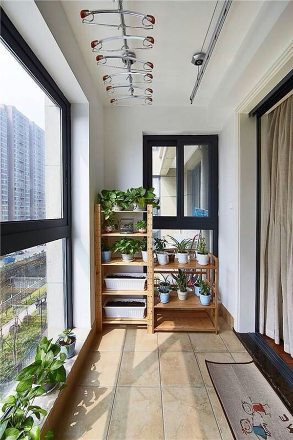阳台方面，设计师增加了绿植和花架，营造出休闲的空间氛围，令人产生遐想，回味无穷。