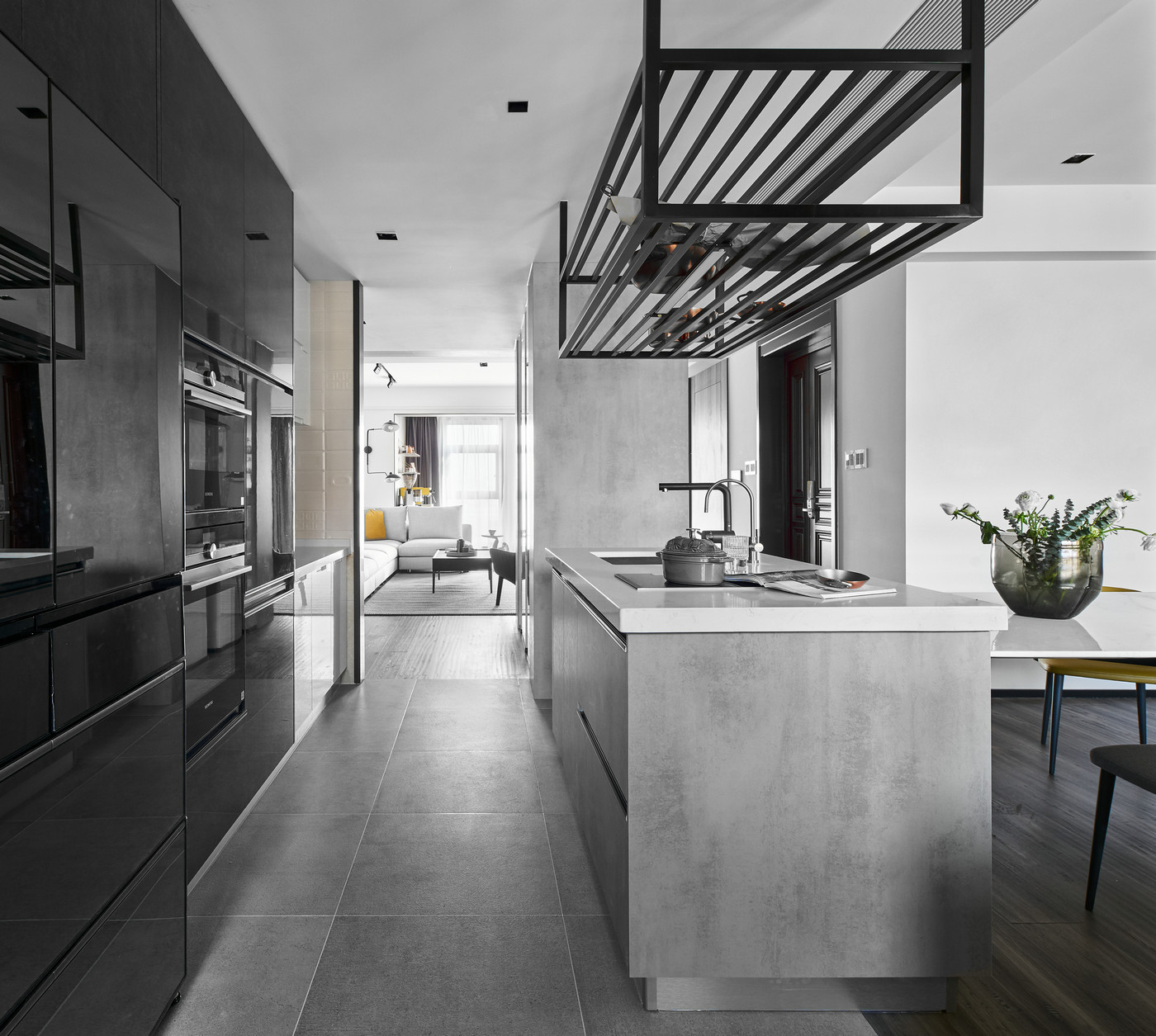厨房双一字型设计，沉稳低调的灰黑色橱柜，使整个空间散发着洁净高雅的视觉感受。