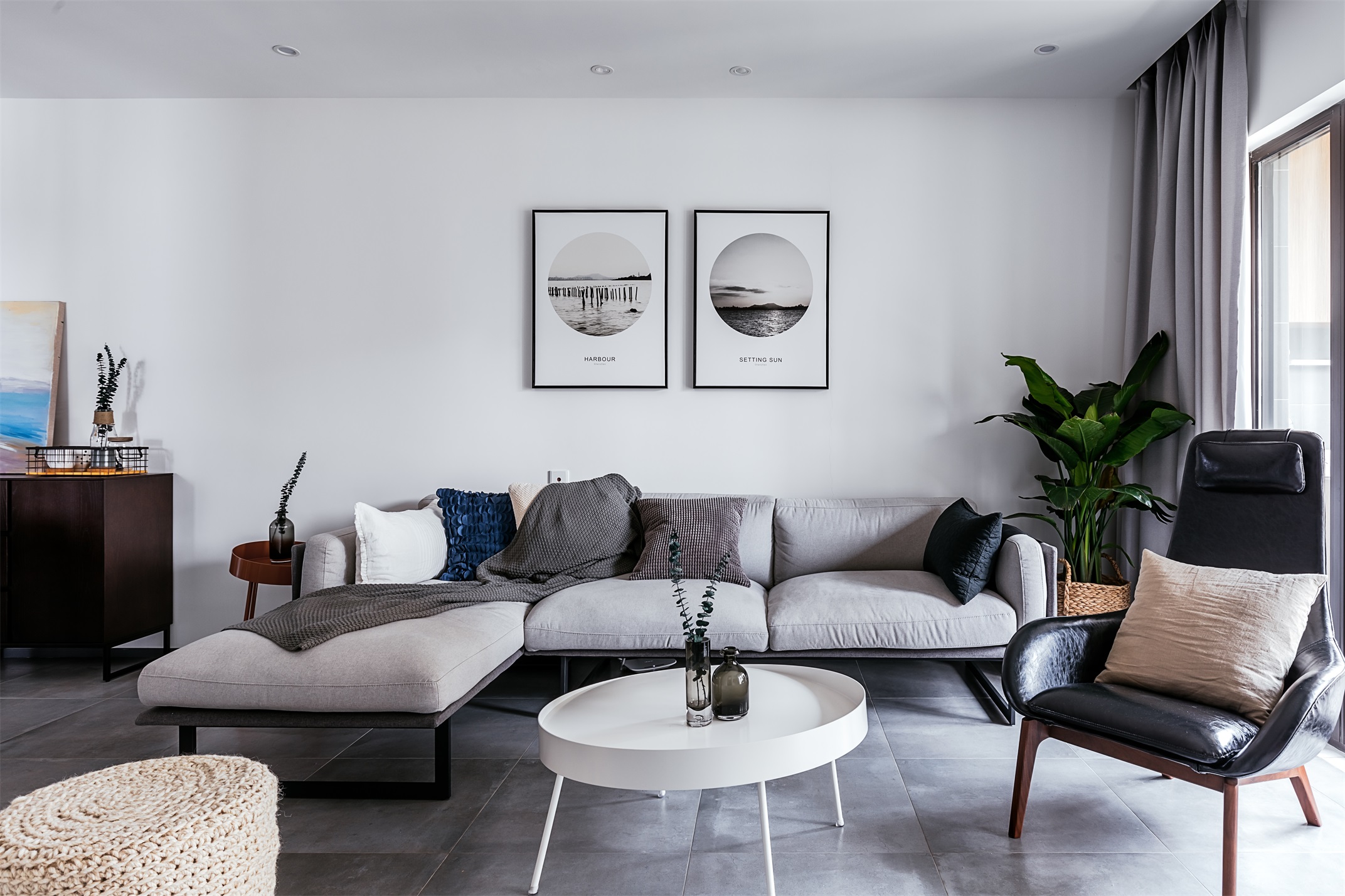 客厅整体选用现代材质打造，净色背景墙搭配布艺沙发，赋予空间更多温度。
