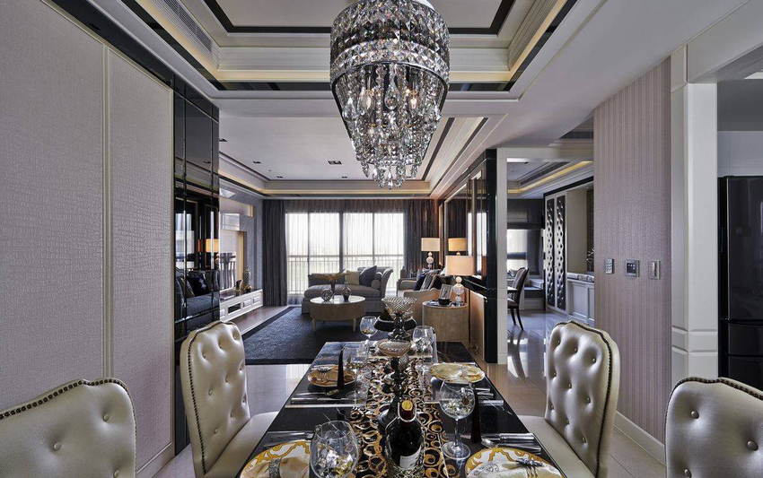 古典家私安排用餐区块，佐以水晶灯钻芒，形塑气韵优雅的空间氛围。