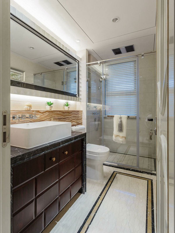 卫浴空间格调是精简的，局部使用了干湿分离设计，动线规划做的比较好。