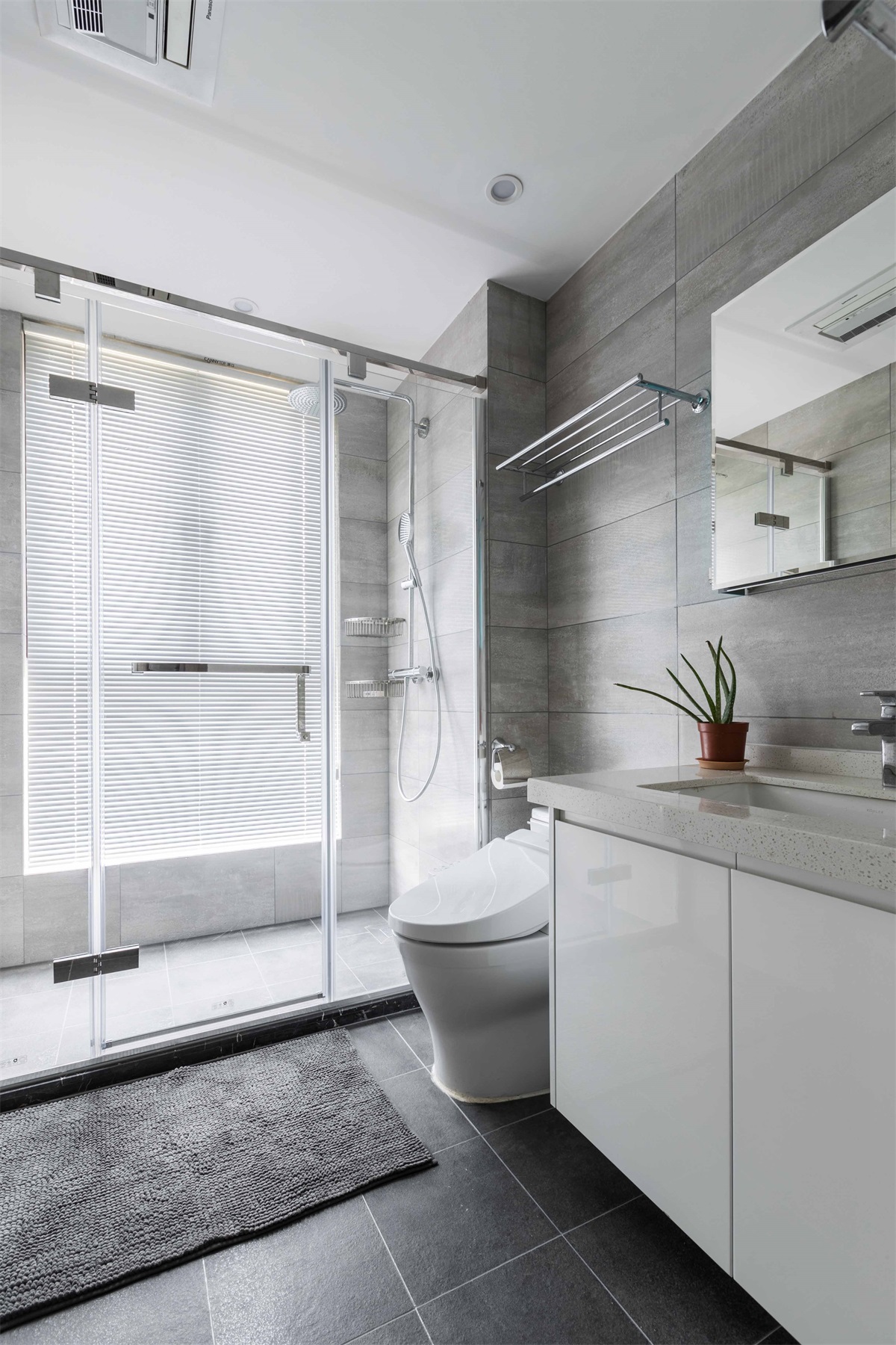 卫生间以白色为主，浅米色的墙面搭配白色洁具，空间温婉大气，明亮度高。