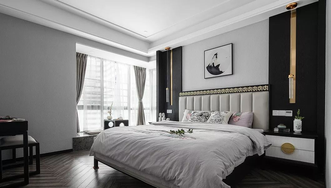 侧卧背景墙以经典的黑白色调进行设计，中部白色跳色，呼应着中式的禅意情调。