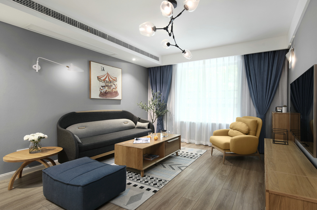 客厅以现代风格为主，灰色布艺沙发与黄色单人椅相配，色彩的跳跃使空间更生动。