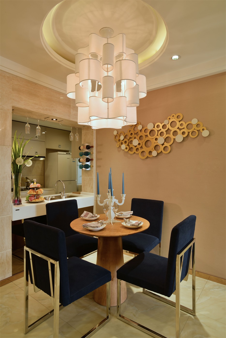 餐厅设计艺术感强，搭配深色餐椅，素雅大气，营造出品质感的用餐氛围。