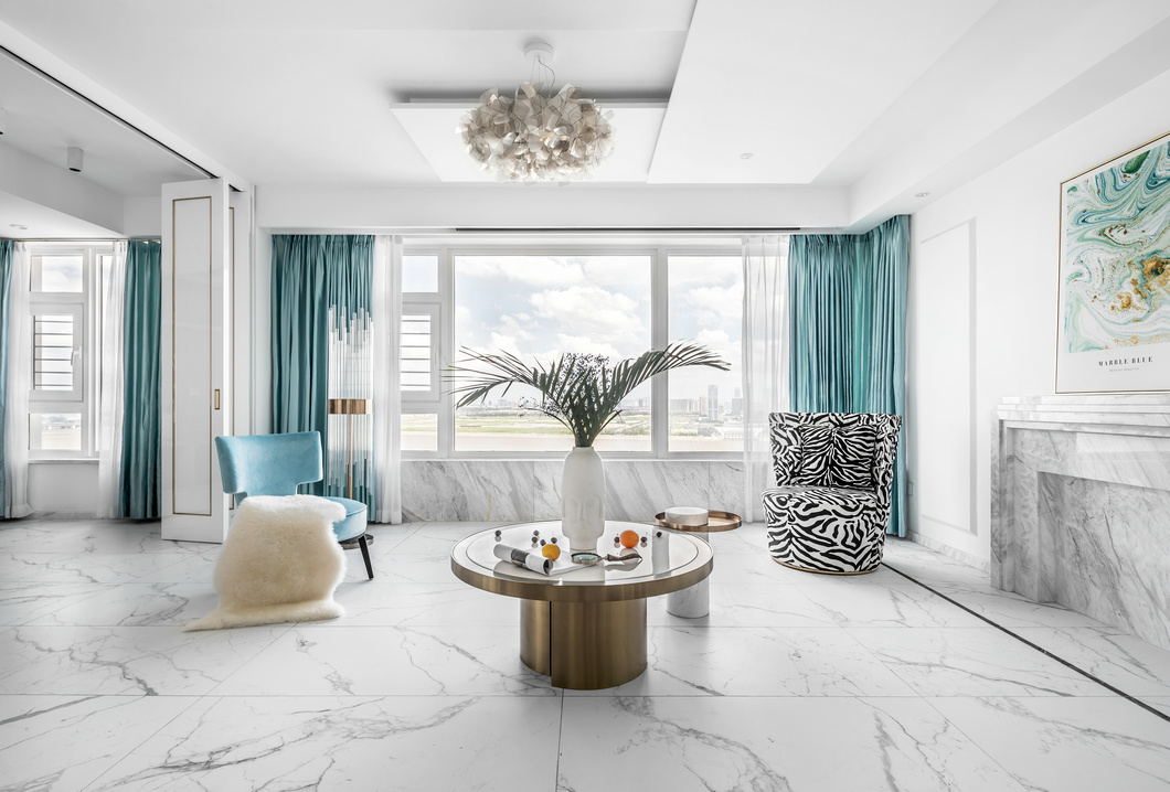 客厅以白色为主基调，蓝色窗帘打造出立体感，增加空间的层次变化。