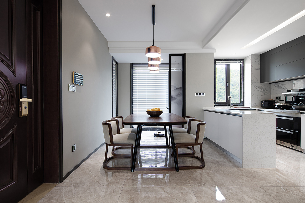 厨房与餐厅相连，餐桌椅使用美式家具打造，营造出稳定温馨的空间感受。