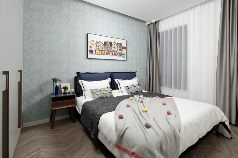 侧卧配色温润，背景墙以浅蓝色色为主，蓝白床品搭配更加吸睛，提升空间的童稚感。