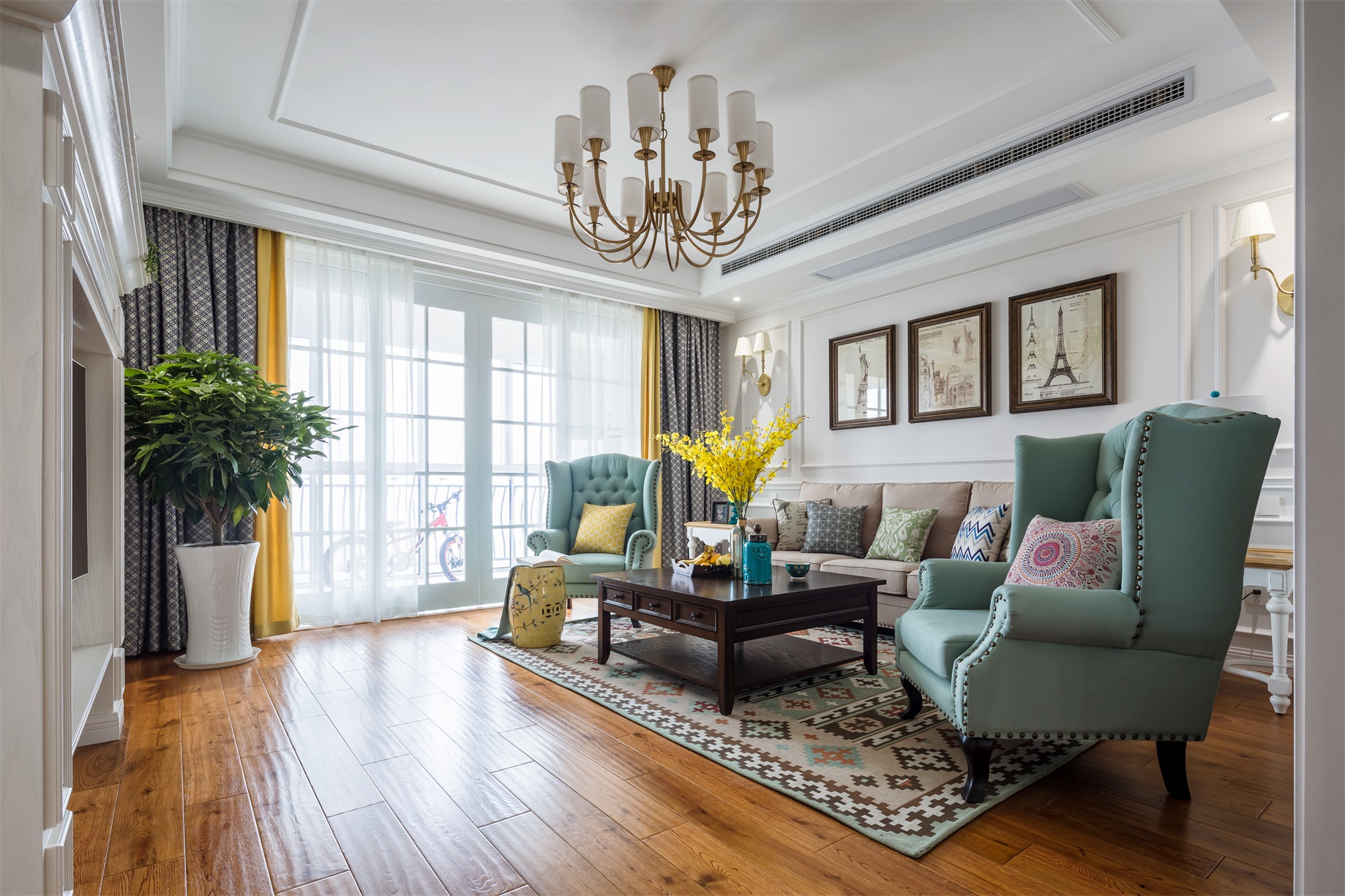 客厅采用浅色材质为主，局部使用亮色欧式元素点缀，护墙板设计新颖，灯具华美。