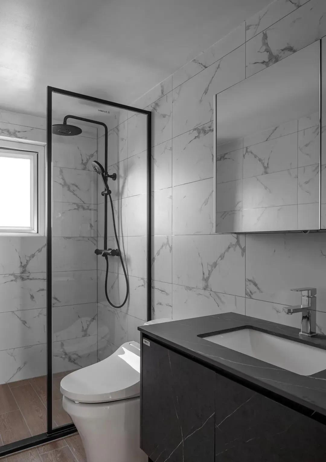 卫浴空间洁净明亮，布置出相对独立的如厕空间，动线规划提高了空间的利用率。