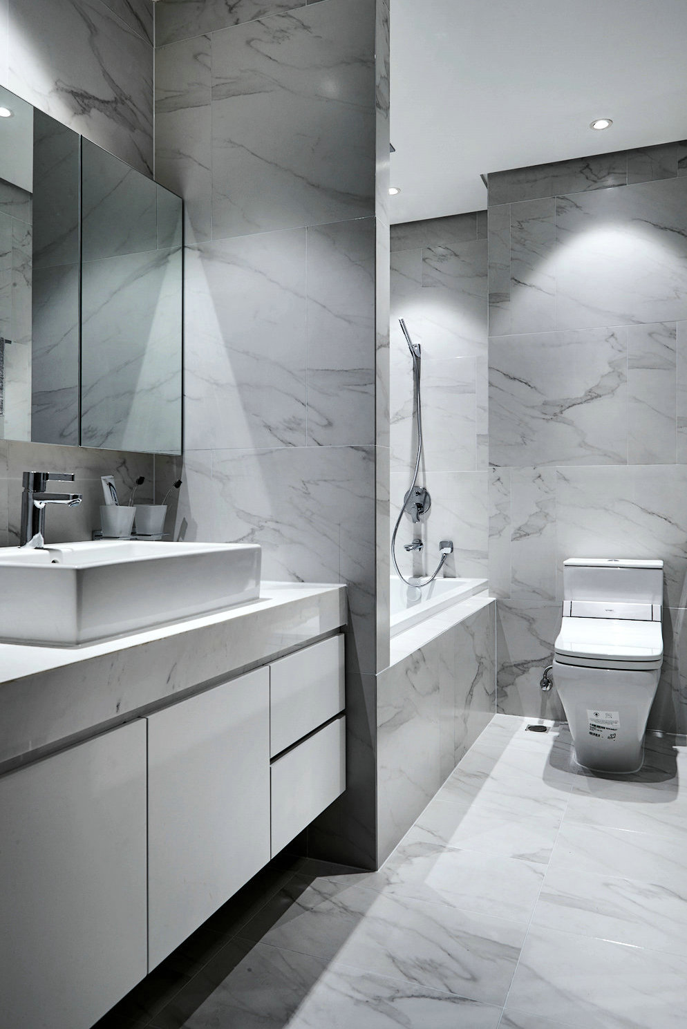 卫浴间通过清爽明亮的色彩设计，搭配白色质感洁具，展现出业主的生活态度。