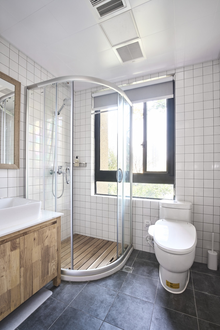 卫生间简单的装修设计很精致，黑色洗手台搭配镜面成为亮点，现代风格浓郁。