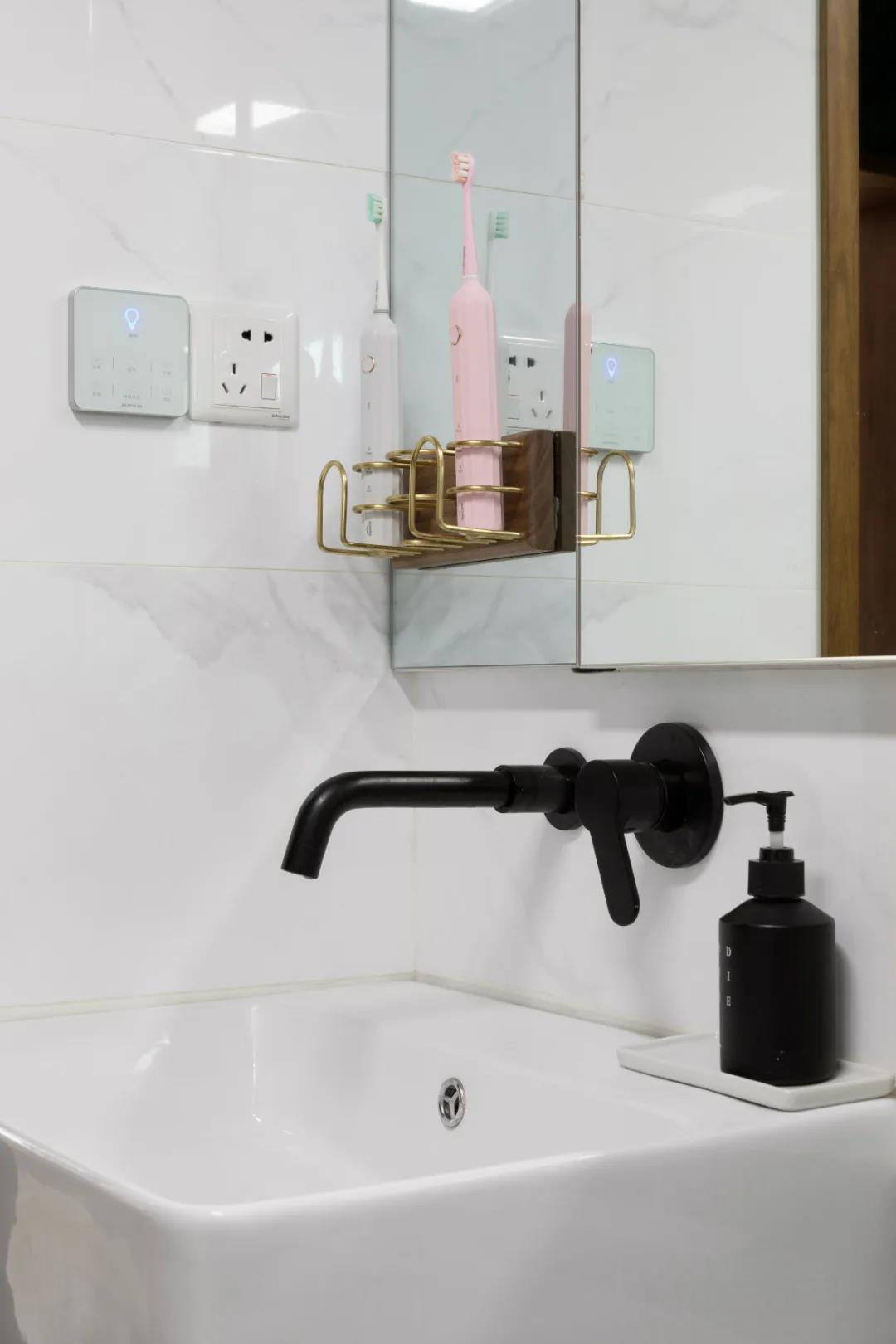 卫生间洗手池黑白配色，局部设计收纳架，方便日常使用，黑色多功能水管吸睛。