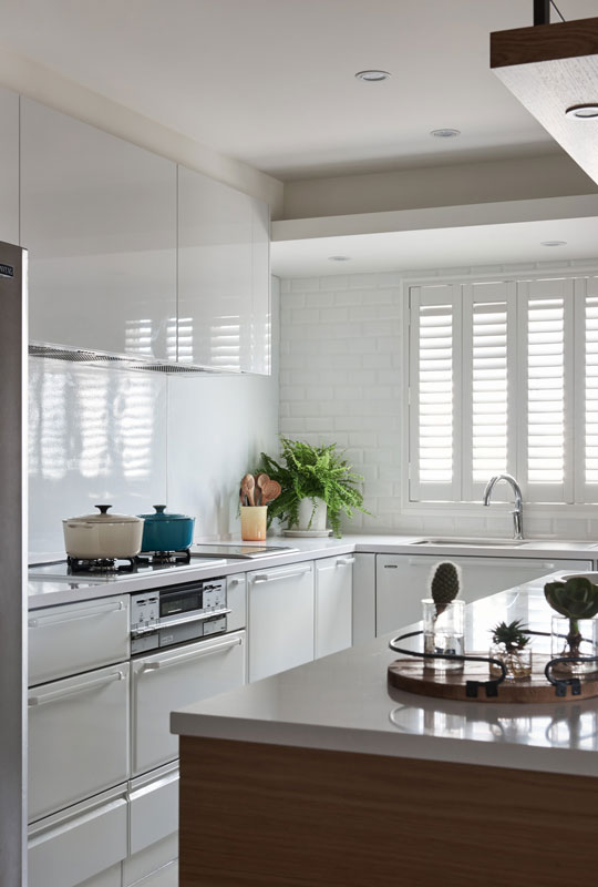 厨房沿用白色和木色的配色方式，采用白色烤漆橱柜为主，营造出淡雅而温润的烹饪空间。