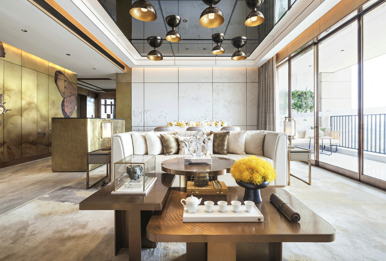 客厅空间十分开阔，家具以米白色调为主，展现出不俗的生活品味。