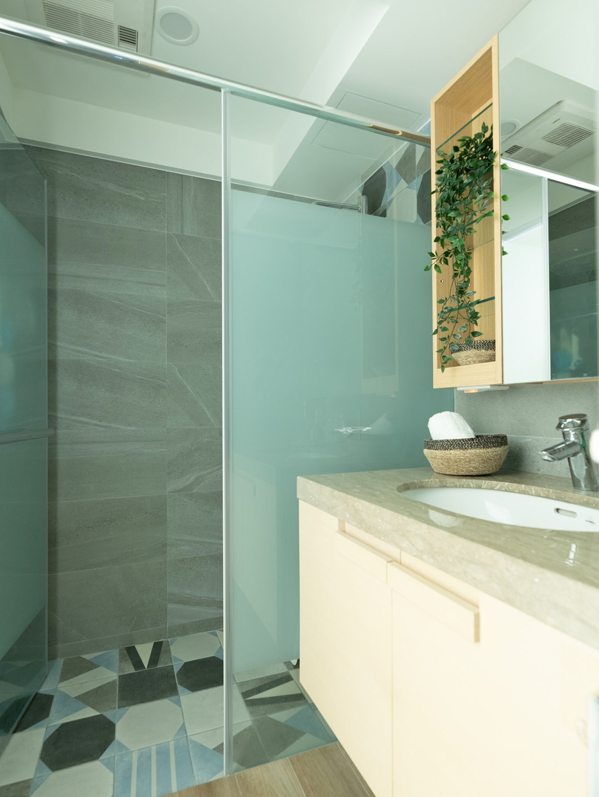 卫浴空间采用二式干湿分离设计，淋浴房花色地砖形成空间点缀，使空间更加休闲。