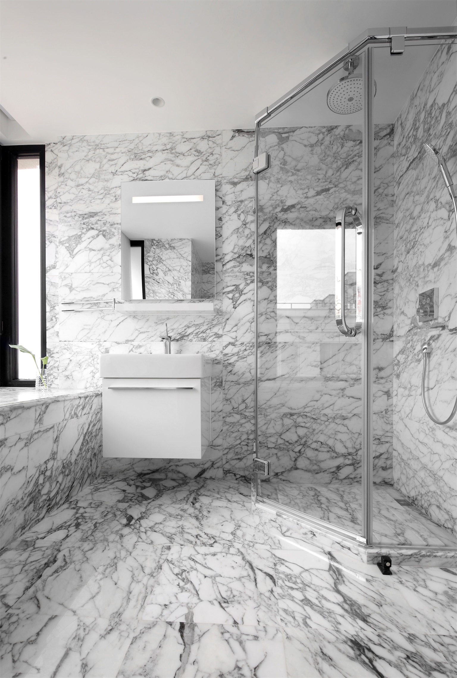 卫生间采用白色大理石铺贴,大理石纹理自然大气,营造出舒适大气的卫浴